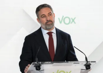 El presidente de Vox, Santiago Abascal, durante una rueda de prensa, en la sede del Vox, a 5 de octubre de 2026, en Madr