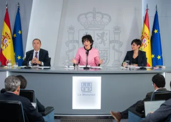 El ministro de Agricultura, Luis Planas, la ministra de Inclusión, Seguridad Social y Migraciones, Elma Saiz, y la minis