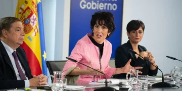 El ministro de Agricultura, Luis Planas, la ministra de Inclusión, Seguridad Social y Migraciones, Elma Saiz, y la minis