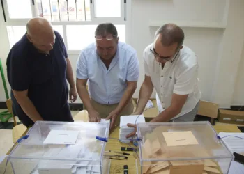 Archivo - Una mesa electoral comienza a contabilizar los votos, a 23 de julio de 2023, en Sevilla (España).