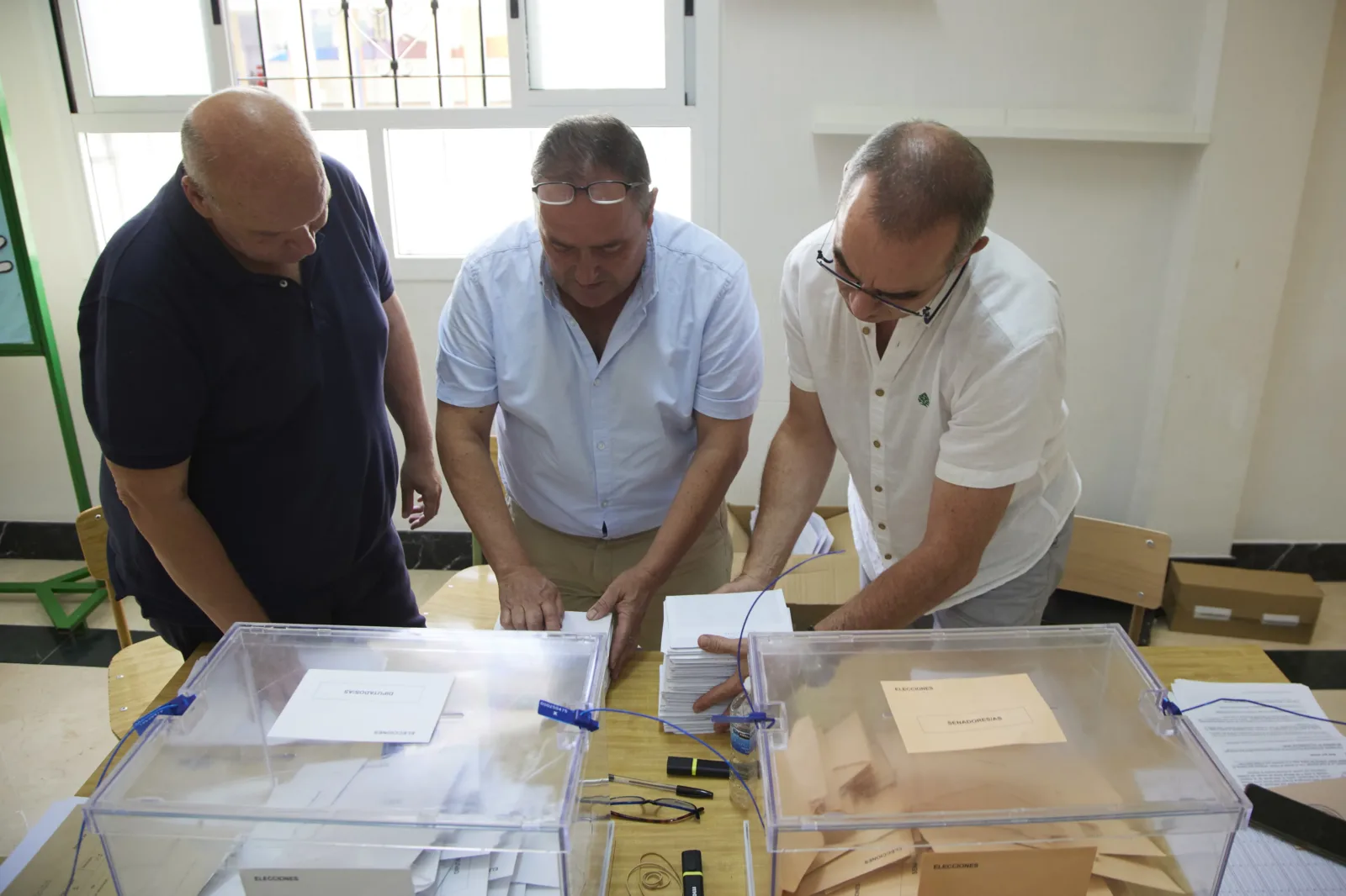 Archivo - Una mesa electoral comienza a contabilizar los votos, a 23 de julio de 2023, en Sevilla (España).