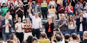 (I-D) El líder de Chunta Aragonesista, Jorge Pueyo; el ministro de Consumo y Agenda 2030, Pablo Bustinduy; la portavoz d