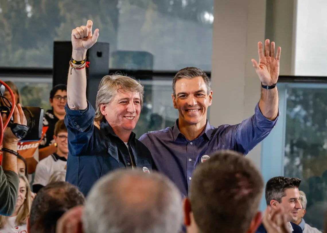 El secretario general de los socialistas castellanos y leoneses, Carlos Martínez , y el presidente del Gobierno, Pedro S