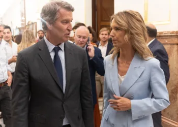 Archivo - El presidente del PP, Alberto Núñez Feijóo y la diputada del PP Cayetana Álvarez de Toledo salen de una sesión