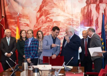 El exconseller y eurodiputado electo de Junts, Toni Comín, muestra su DNI en la sede de la Junta Electoral Central