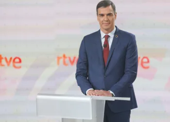 Archivo - El presidente del Gobierno y candidato a la reelección por el PSOE, Pedro Sánchez, antes del debate electoral