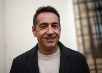 El candidato del Frente Amplio por Madrid, Emilio Delgado, atiende a los medios de comunicación, a 23 de octubre de 2026