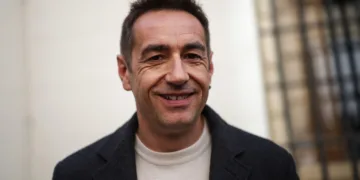 El candidato del Frente Amplio por Madrid, Emilio Delgado, atiende a los medios de comunicación, a 23 de octubre de 2026