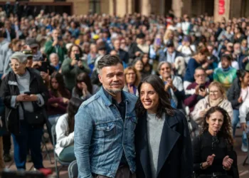 El cabeza de lista de ERC para las elecciones generales con la candidata de Podemos, Irene Montero, en un acto en Barcel