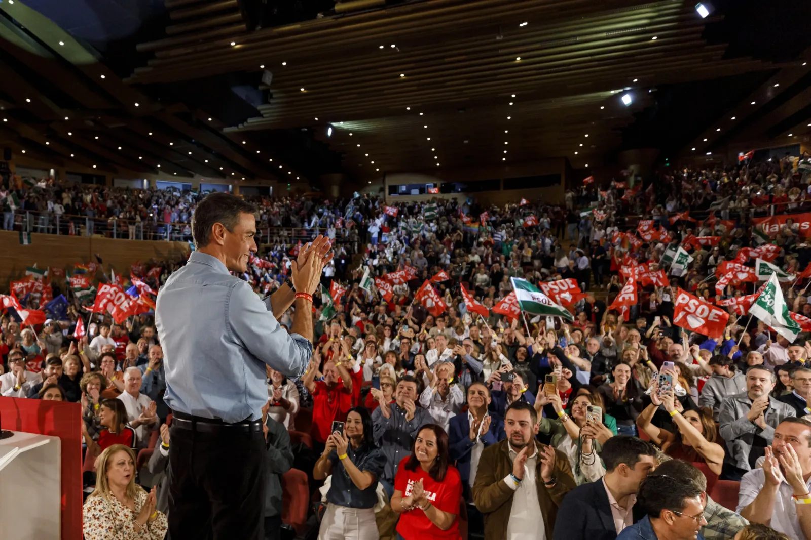 Imagen del secretario general del PSOE y presidente del Gobierno, Pedro Sánchez, en un acto de precampaña en el Palacio
