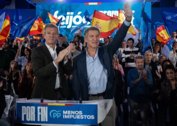 El presidente del Partido Popular, Alberto Núñez Feijóo (d), y el presidente de la Xunta, Alfonso Rueda (i), durante un