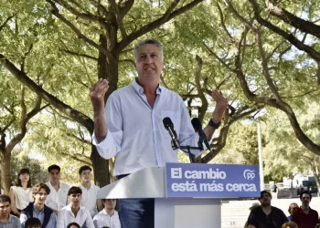 Archivo - El alcalde de Badalona (Barcelona), Xavier García Albiol, en una imagen de archivo