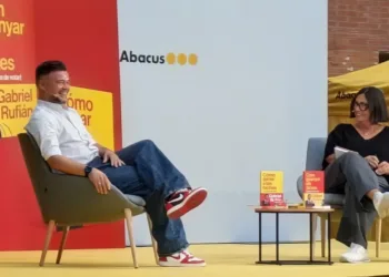 El cabeza de lista de ERC para las generales, Gabriel Rufián, junto a la periodista Àngels Barceló