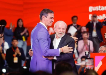 Archivo - El presidente de Brasil, Luiz Inácio Lula da Silva (d), y el presidente del Gobierno, Pedro Sánchez, se dan un