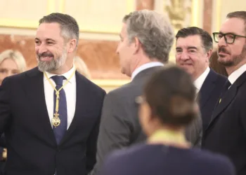 Archivo - El presidente de Vox, Santiago Abascal (i), y el presidente del PP, Alberto Núñez Feijóo (2i) durante la visit