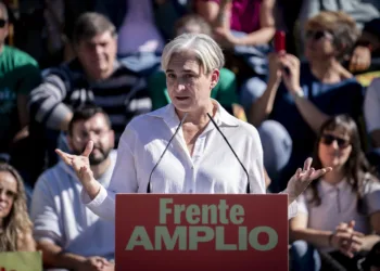La candidata a la presidencia por el Frente Amplio, Ada Colau, durante un acto público en el marco de la precampaña de l