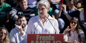 La candidata a la presidencia por el Frente Amplio, Ada Colau, durante un acto público en el marco de la precampaña de l