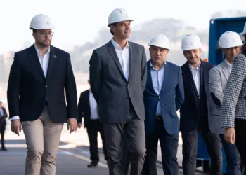 El presidente del Gobierno, Pedro Sánchez, y el presidente del Principado de Asturias, Adrián Barbón, durante una visita