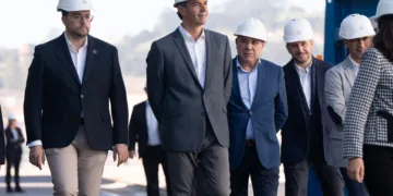 El presidente del Gobierno, Pedro Sánchez, y el presidente del Principado de Asturias, Adrián Barbón, durante una visita