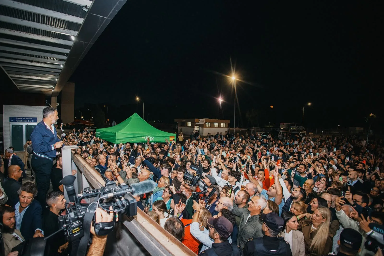 El líder de Vox, Santiago Abascal, antes de un acto en Talavera de la Reina (Toledo) enmarcado en la precampaña para las