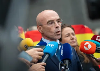 Archivo - El eurodiputado de Vox, Jorge Buxadé, atiende a los medios durante una concentración convocada por el Partido