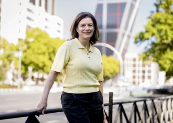 La presidenta de Democracia 21, Miriam González, posa para las cámaras de Europa Press, a 16 de octubre de 2026, en Madr