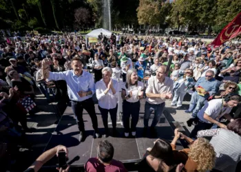 La candidata de Frente Amplio, Ada Colau, : la concejala de Móstoles, Ana Tejero, Toni Valero, y Emilio Delgado, durante