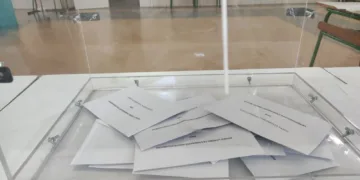 Archivo - Urna en una mesa electoral en Euskadi.