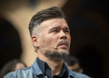 El cabeza de lista de ERC, Gabriel Rufián, durante el acto 'Casa. Vida. Futur', en la plaça Major de Nou Barris, a 24 de