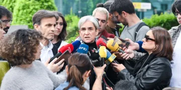 Archivo - La ex alcaldesa de Barcelona, Ada Colau, ofrece declaraciones a los medios a su llegada a la Audiencia Naciona