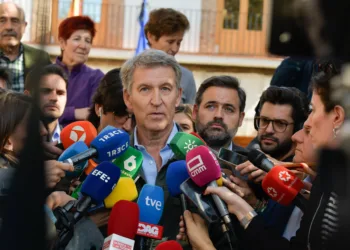 El presidente del PP, Alberto Núñez Feijóo, atiende a los medios durante una visita el puesto de mando avanzado habilita