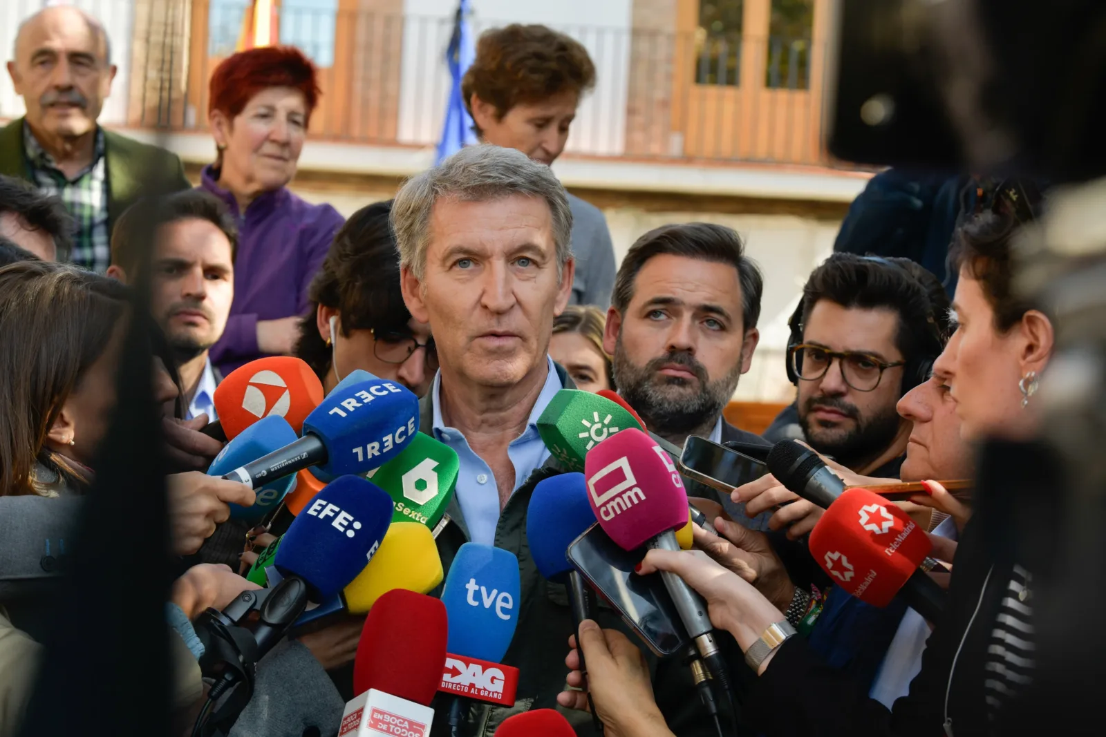 El presidente del PP, Alberto Núñez Feijóo, atiende a los medios durante una visita el puesto de mando avanzado habilita