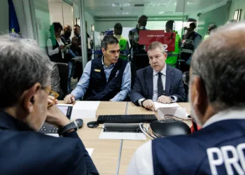 El presidente del Gobierno, Pedro Sánchez (i), y el presidente de Castilla-La Mancha, Emiliano García-Page (d), a su lle