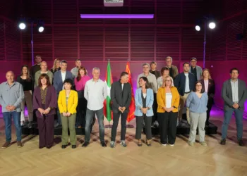 El secretario general de EH Bildu, Arnaldo Otegi, con los candidatos de la formación para las elecciones del 29N.
