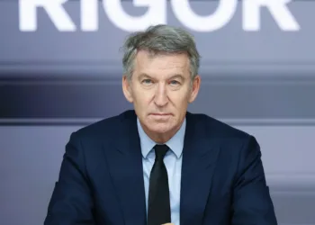 El presidente del Partido Popular, Alberto Núñez Feijóo, durante una reunión con expertos en infraestructuras y servicio