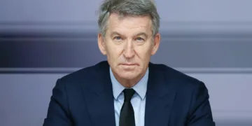 El presidente del Partido Popular, Alberto Núñez Feijóo, durante una reunión con expertos en infraestructuras y servicio