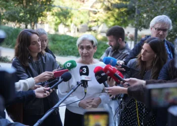 La candidata de Frente Amplio al Congreso, Ada Colau, ofrece declaraciones a los medios en Barcelona