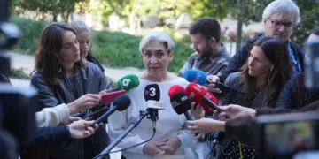 La candidata de Frente Amplio al Congreso, Ada Colau, ofrece declaraciones a los medios en Barcelona
