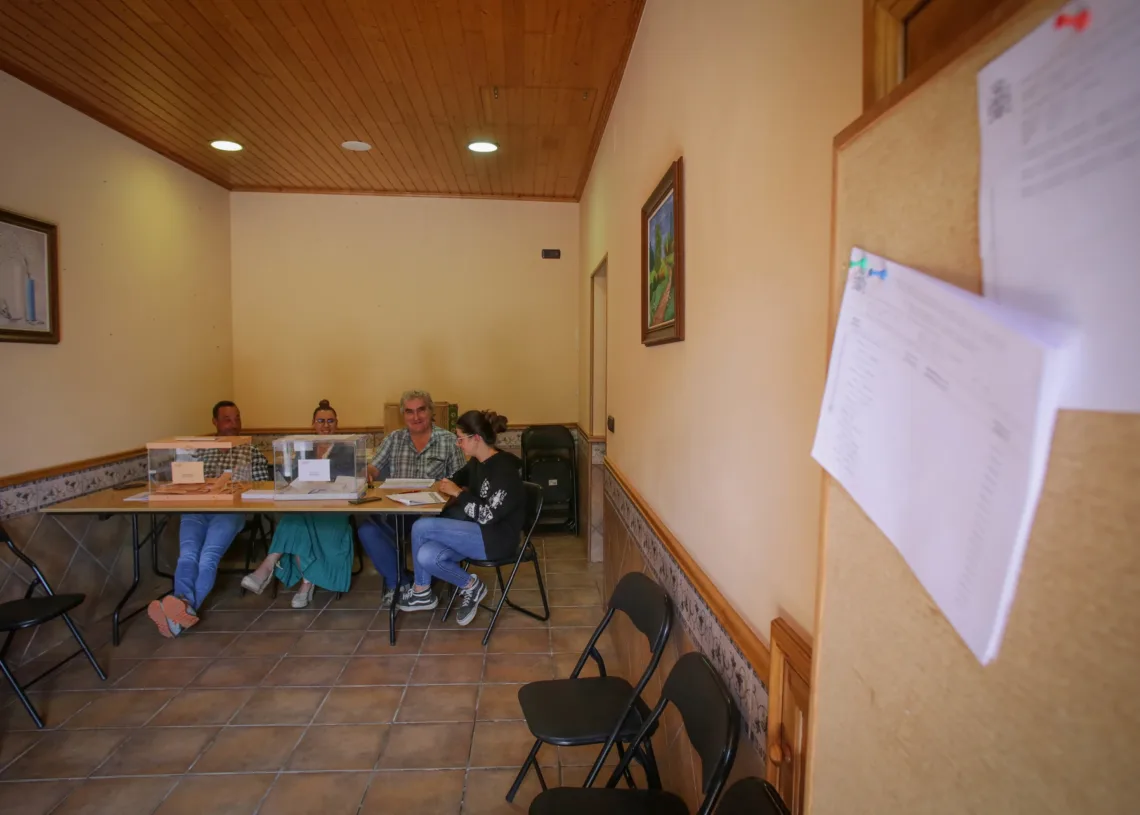 Archivo - Mesa electoral durante las elecciones generales, en la vivienda de D. Antonio Pérez Galán, a 23 de julio de 20
