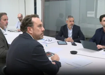 El vicesecretario de Hacienda, Vivienda e Infraestructuras del PP, Juan Bravo, se reúne por videoconferencia con conseje