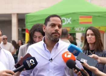 Vox afea a un Gobierno que 'hacía chistecitos' en TV pese a 'la tercermundización' de la red ferroviaria
