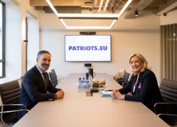 Abascal se reúne en Bruselas con Orban y Le Pen, que le desea “todo el éxito que merece” el 29N