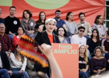 Colau, a Montero: “Le pediría simplemente que elija entre dos opciones, ¿Juego de tronos o Friends?”