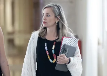 Sumar apuesta por Colau y Delgado para liderar Frente Amplio y tejer alianzas “con todo el que quiera venir”