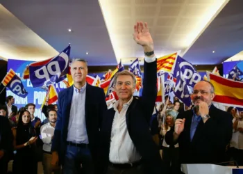 Feijóo encarga a Albiol liderar la ley antiokupación en el Congreso