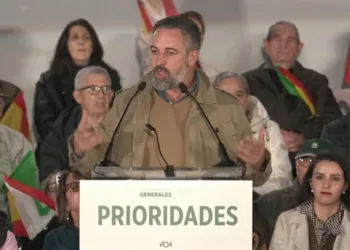 Abascal asegura que si gana las elecciones los sacrificios serán para inmigrantes, partidos y sindicatos