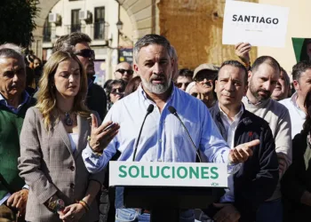 Abascal culpa del accidente a Sánchez y a la “degradación” de la infraestructura y no suspende su agenda