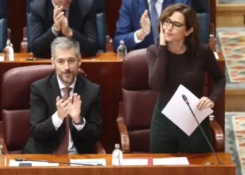Ayuso censura a un PSOE que tiene “decenas de pisos” y más patrimonio “que Jeff Bezos”: “Dejen de tener tanta caradura”