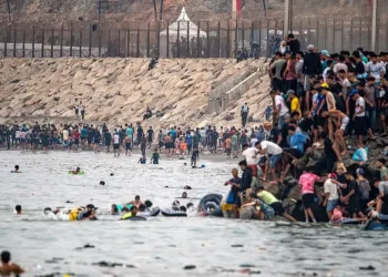 Sánchez confirma que buques de guerra marroquíes entraron en aguas de Ceuta coincidiendo con la llegada masiva de migrantes