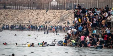Sánchez confirma que buques de guerra marroquíes entraron en aguas de Ceuta coincidiendo con la llegada masiva de migrantes